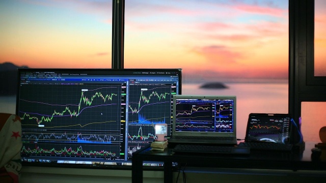 Cena baryłki ropy po eskalacji na Bliskim Wschodzie może w najbardziej pesymistycznym scenariuszu sięgnąć nawet 150 dolarów - ocenili specjaliści skandynawskiego banku SEB w sobotniej analizie dla norweskiego serwisu e24. Analitycy przedstawili cztery możliwe warianty rozwoju sytuacji na rynku ropy.