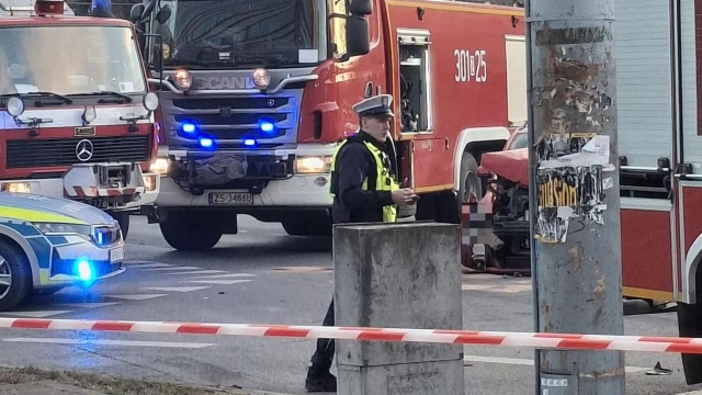 Zderzenie karetki Pogotowia Ratunkowego z samochodem osobowym. Do zdarzenia doszło kilka minut przed godziną 17 na skrzyżowaniu al. Wyzwolenia z ul. Malczewskiego w Szczecinie. Na miejscu wypadku interweniują służby miejskie.