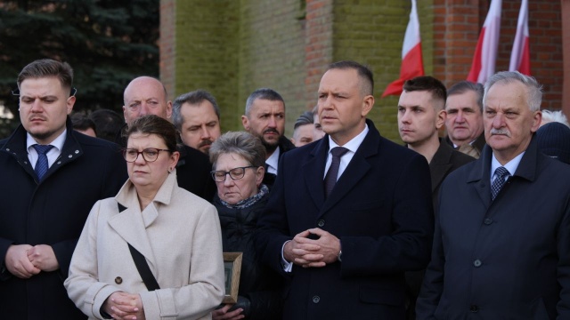 Żołnierze Wyklęci bili się z komunistycznymi zdrajcami i nowymi okupantami Polski nie pozwoliliśmy o nich zapomnieć, są i będą z nami - mówił prezydent Karol Nawrocki, który w niedzielę, w ramach obchodów Narodowego Dnia Pamięci Żołnierzy Wyklętych, spotkał się z mieszkańcami Bielska (Mazowieckie).