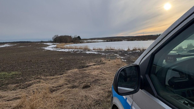 Na zamarzniętym jeziorze w województwie pomorskim pod 74-letnim wędkarzem załamał się lód. Komenda Powiatowa Policji w Kwidzynie poinformowała, że mężczyznę wyciągnięto z wody, ale mimo podjętej akcji ratunkowej jego życia nie udało się uratować.