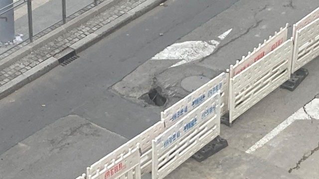 Spora wyrwa w jezdni w al. Powstańców Wielkopolskich przy placu Szyrockiego na pasie w kierunku centrum miasta.