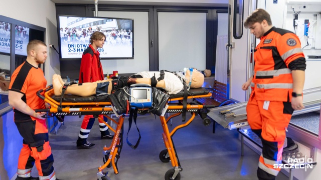 Mogli na chwilę zostać położną, chirurgiem albo ratownikiem. Pomorski Uniwersytet Medyczny zaprosił maturzystów na dni otwarte.