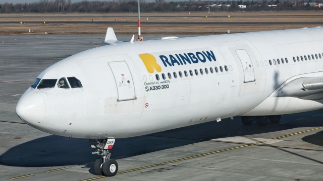 Ulga po nieprzespanych nocach - tak o swojej podróży do domu mówią pasażerowie lotu z Dubaju, który przed 09:30 wylądował w Poznaniu.