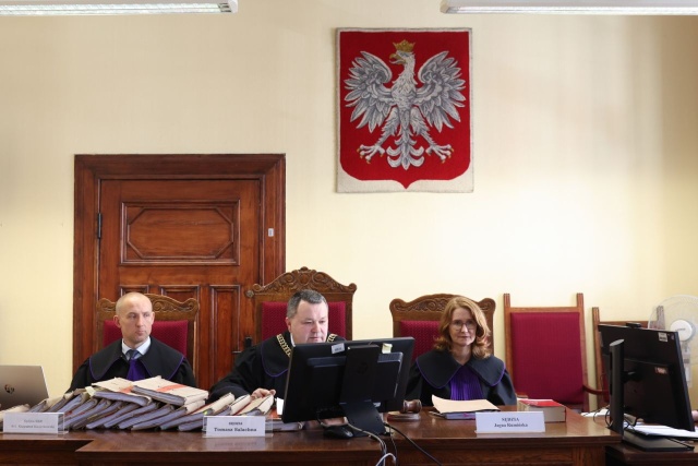 Trzej lekarze oskarżeni w związku ze śmiercią ciężarnej Izabeli, która zmarła w 2021 r. w szpitalu w Pszczynie, zostali we wtorek skazani na kary bezwzględnego więzienia - od roku do półtora roku - oraz kilkuletnie zakazy wykonywania zawodu.