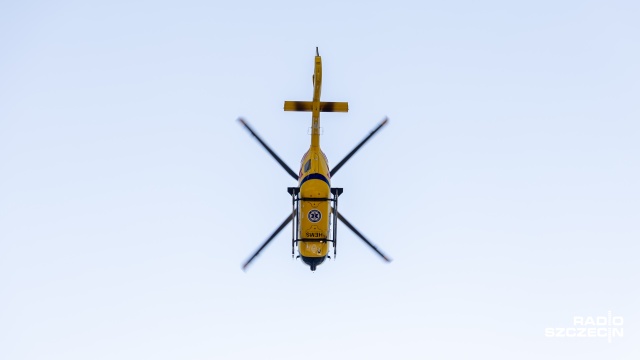 Siły i środki użyte podczas niedzielnej akcji ratunkowej na skrzyżowaniu ul. Malczewskiego i al. Wyzwolenia w Szczecinie były adekwatne do zagrożenia, jakie tam wystąpiło, powiedziała w audycji Czas reakcji rzeczniczka Lotniczego Pogotowia Ratunkowego Justyna Sochacka. To odpowiedź na wątpliwości niektórych słuchaczy w sprawie zadysponowania śmigłowca do centrum miasta.