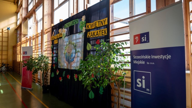 Uczniowie Dwunastki współtworzą zieloną przestrzeń w rejonie ulic: Krzemiennej i Smoczej w Podjuchach.