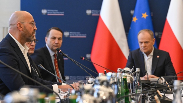 Flota rządowych samolotów gotowa do działania, ale nie ma decyzji o masowej ewakuacji Polaków z regionu objętego działaniami wojennymi.