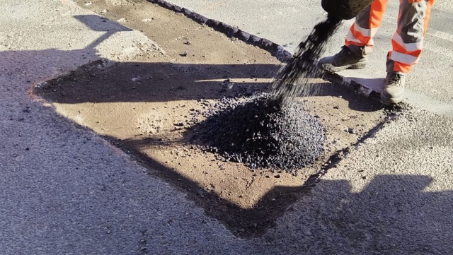 Milion złotych na drogi po zimie. Powiat policki zaczyna wielkie łatanie. Rozpoczęły się remonty cząstkowe tras po mrozach, które mocno dały się we znaki kierowcom.