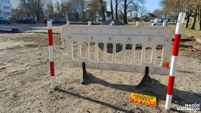 Koniec sporu o osiedlowy parking w Kołobrzegu. Mieszkańcy odzyskają dostęp do placu przy ulicy Wojska Polskiego.