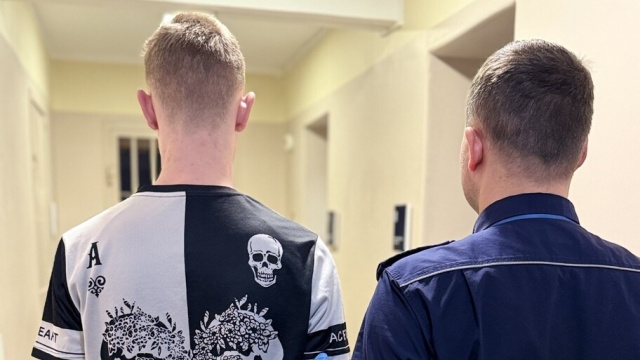 Kłótnia z dziewczyną skończyła się zniszczeniem przystanków. 19-latek z powiatu polickiego źle zrozumiał wiadomość od swojej dziewczyny i w przypływie emocji uszkodził dwa przystanki autobusowe.