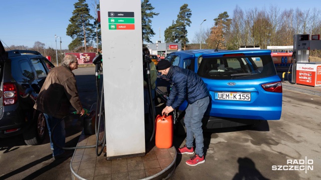 Przygraniczne stacje paliw niedaleko Szczecina przeżywają prawdziwe oblężenie. Od rana do dystrybutorów podjeżdżają setki aut.