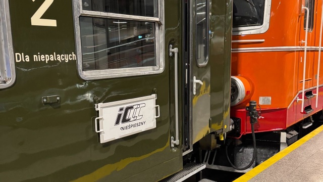 Podróż do lat 80. na pokładzie PKP Intercity - przewoźnik z okazji obchodów 25-lecia istnienia uruchamia pociąg Nieśpieszny.