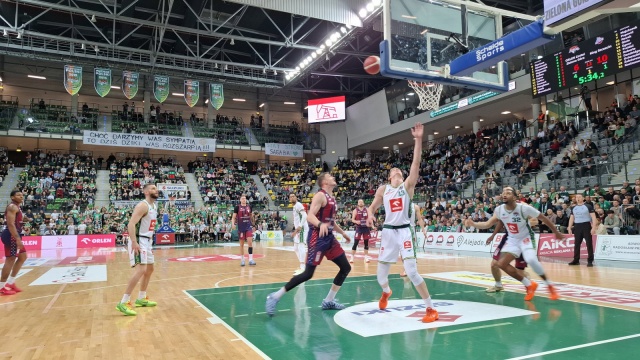 Koszykarze Kinga odnieśli 15. zwycięstwo w tym sezonie Orlen Basket Ligi. Szczecinianie pokonali na wyjeździe Zastal Zielona Góra 75:74 w 21. kolejce rozgrywek i zrewanżowali się drużynie trenera Arkadiusza Miłoszewskiego za porażkę w Sosnowcu, w ćwierćfinale Pucharu Polski.