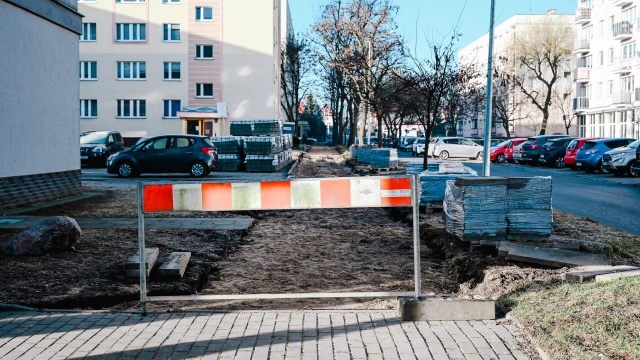 Trwają prace wzdłuż ul. Chopina i Nowakowskiego w Stargardzie. W tych miejscach pojawi się zupełnie nowa nawierzchnia, wzmocniona odpowiednią podbudową, by samochody mogły tam bezpiecznie parkować.