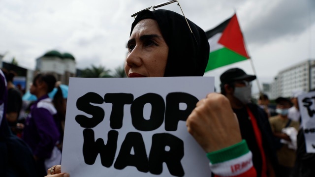 Kolejna fala uderzeń Iranu na kraje Zatoki Perskiej. Irańskie rakiety poleciały w kierunku Bahrajnu i Arabii Saudyjskiej, sojuszników USA w regionie.