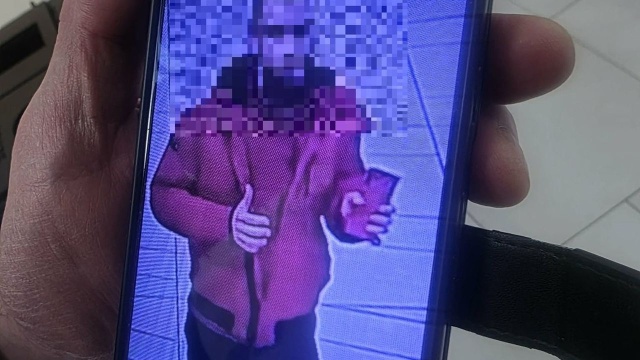 Miał biegać po ulicy z nożami kuchennymi. Wpadł po kradzieży roweru, a okazało się, że już dawno powinien przebywać za kratami. 38-latka zatrzymała policja z Kołobrzegu.