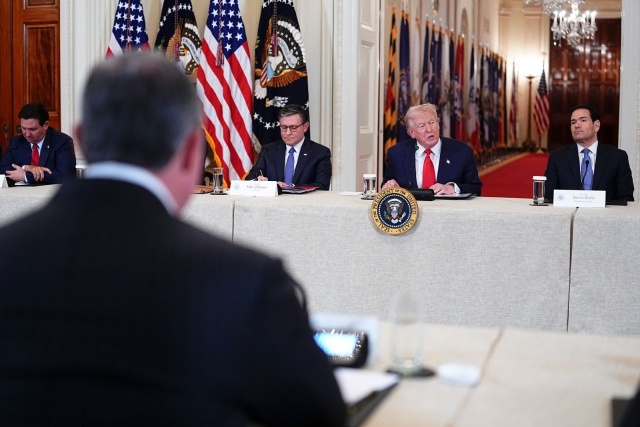 Donald Trump zapowiedział dalsze uderzenia wojskowe w Iran, grożąc całkowitym zniszczeniem kraju.