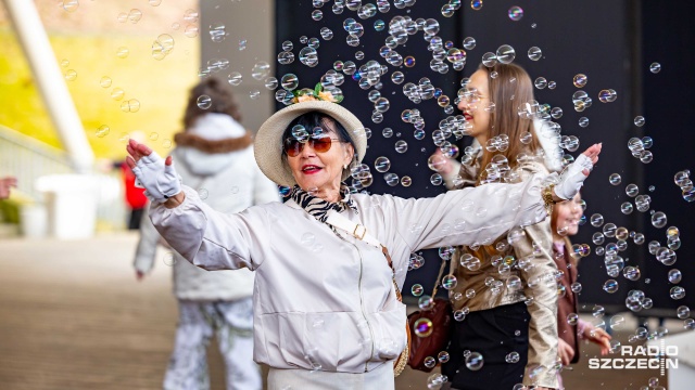 Zaproszenie na tę potańcówkę to na pewno nie był sztampowy prezent na Dzień Kobiet. Panie i Panowie stawili się na scenie Teatru Letniego, by zatańczyć do największych hitów.