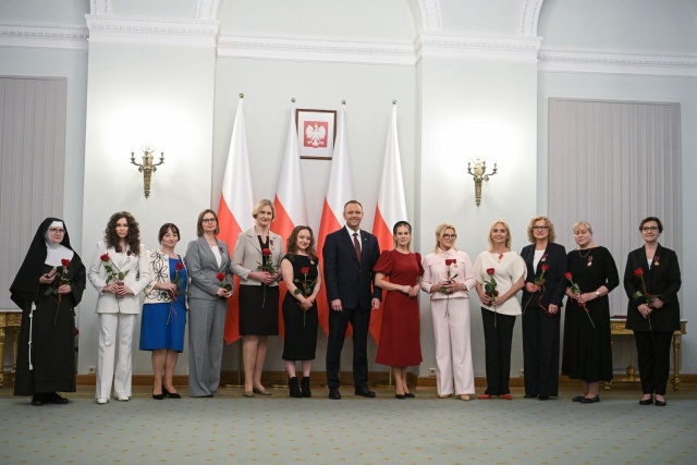 Prezydent Karol Nawrocki wręczył w niedzielę odznaczenia jedenastu kobietom zasłużonym dla Polski na polu kultury, edukacji, opieki zdrowotnej i historii. Kobiety w Polsce odgrywają podmiotową rolę, a panie są tego najlepszym dowodem - zwrócił się do odznaczonych.