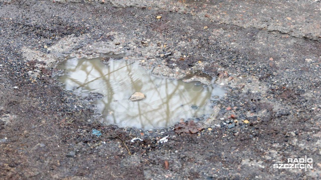 Szczecińscy drogowcy biorą się do uzupełniania ubytków. W związku z gołoledzią i wyjątkowo niskimi temperaturami, uszkodzeń w jezdniach jest znacznie więcej niż w ubiegłych latach.