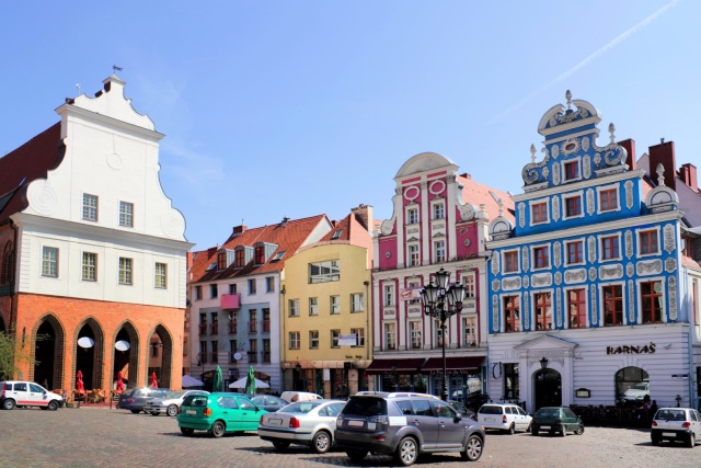 Zastanawiasz się, jak kształtują się ceny nieruchomości w stolicy Pomorza Zachodniego na tle innych polskich metropolii. Wielu kupujących zadaje sobie pytanie, czy miasto Gryfa oferuje atrakcyjne stawki w porównaniu z Warszawą lub Krakowem. Rzeczywistość rynkowa podlega ciągłym zmianom, dlatego powinieneś wnikliwie przeanalizować aktualne trendy. Pokażę ci, co wpływa na wyceny lokali i dlaczego ta lokalizacja budzi zainteresowanie wśród poszukujących własnego kąta. Przekonasz się, że rynkowa perspektywa zakupów w tym regionie napawa optymizmem.