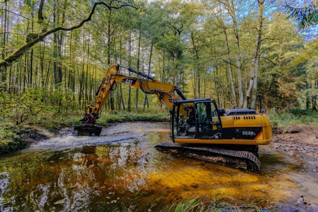 Gowienica - rzeka płynąca przez gminy: Maszewo. Goleniów, Osina, Przybiernów i Stepnica w Zachodniopomorskiem - wygrywa z suszą - ogłaszają ekolodzy z Fundacji Rewilding Pomerania.