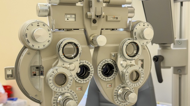 Stopniowe zawężenie pola widzenia, ból oka i głowy czy zamglone widzenie. To mogą być objawy jaskry nazywanej cichą złodziejką wzroku.