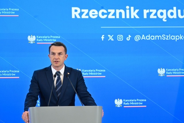 Rzecznik rządu Adam Szłapka zapewnia, że rząd monitoruje sytuację na rynku paliw. W jego ocenie, ważnym elementem walki z potencjalnym wzrostem cen jest obniżka marż przez spółkę Orlen.