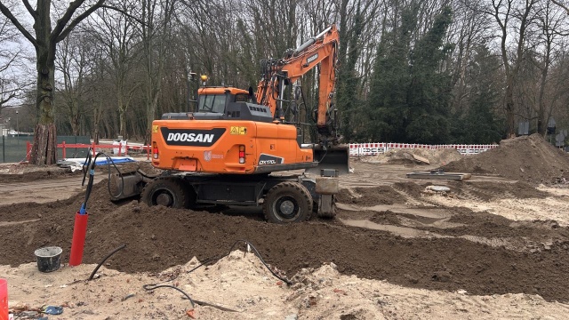 Przynajmniej do połowy maja obowiązywać będzie inna organizacja ruchu na ulicy Sienkiewicza, od ul. Krzywoustego do ul. Piłsudskiego w Świnoujściu. To w związku z prowadzoną tam przebudową.