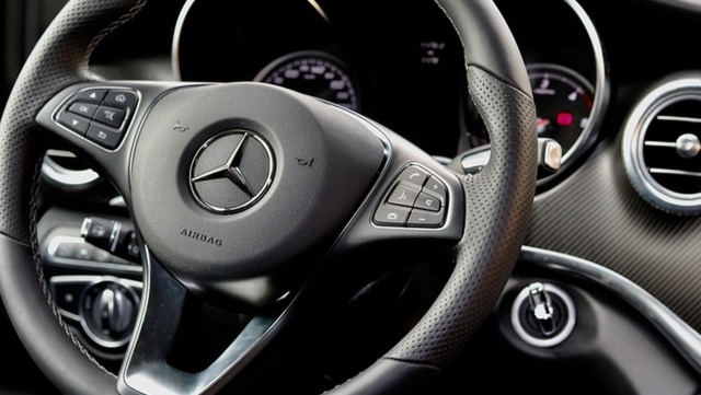 Przekroczył prędkość o ponad 100 km na godzinę. Policjanci z goleniowskiej drogówki zatrzymali, na drodze wojewódzkiej numer 111, kierowcę Mercedesa.