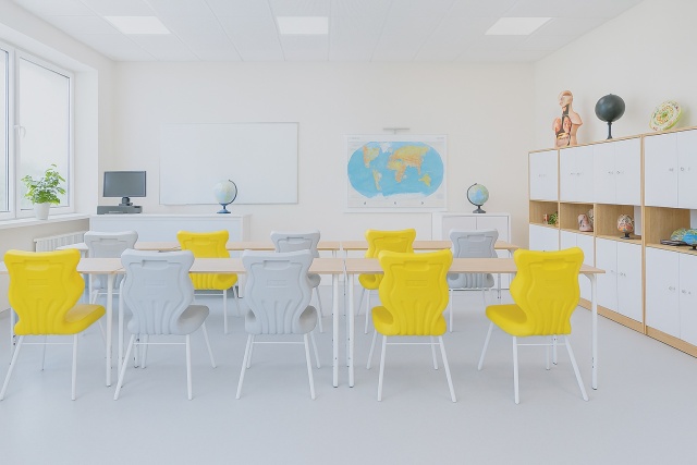 Problemy z wadami postawy u dzieci i młodzieży stają się coraz częstsze. Specjaliści zwracają uwagę, że współczesny styl życia uczniów sprzyja przeciążeniom kręgosłupa. Długie godziny spędzane w pozycji siedzącej, wpatrywanie się w ekran smartfona czy komputera, a także zbyt ciężkie tornistry to jedne z głównych czynników wpływających na pogarszającą się kondycję układu ruchu u najmłodszych. Bardzo istotną rolę odgrywają również niewłaściwie dobrane meble szkolne, które mogą sprzyjać przyjmowaniu nieprawidłowej postawy podczas nauki.