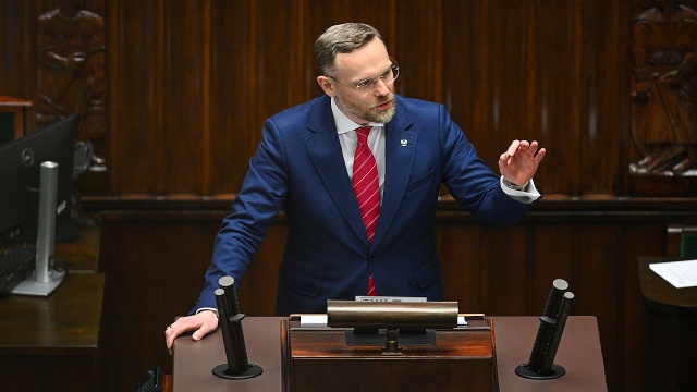 Uchwała Rady Ministrów jest niezgodna z Konstytucją - ocenia szef Kancelarii Prezydenta. Po prezydenckim wecie rząd na nadzwyczajnym posiedzeniu przyjął uchwałę, na podstawie której ma wykorzystać środki z programu SAFE.