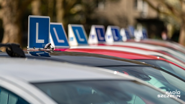 Prokurator Rejonowy w Stargardzie skierował do sądu akt oskarżenia przeciwko 39-letniemu instruktorowi nauki jazdy. Grzegorz M. usłyszał 17 zarzutów poświadczenia nieprawdy w dokumentach.