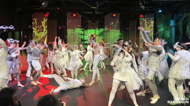 Blisko trzy godzinny Sen nocy letniej według Williama Szekspira na swoje 30-lecie przygotował Teatr Brama w Goleniowie. Na scenie znalazły się niemal wszystkie grupy teatralne działające w Bramie.