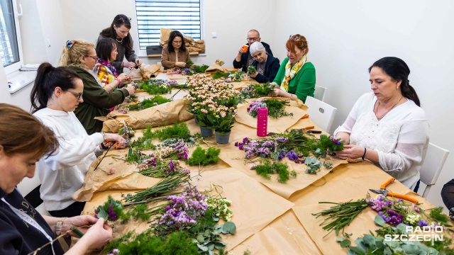 Kolorowe kwiaty, ozdobne ziele, drut i masa cierpliwości i precyzji: w ramach Festiwalu Kobiet w Lubieszynie panie mogły stworzyć kolie kwiatowe i ozdobne wieńce.