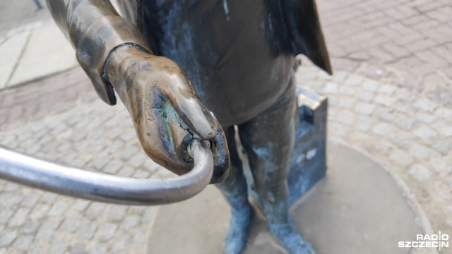 Kołobrzeska rzeźba Turystki padła ofiarą wandala. To kolejny przypadek zniszczenia jednego z najbardziej charakterystycznych obiektów w mieście.