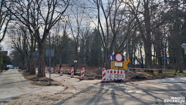 Remont ulicy Sienkiewicza w nadmorskiej dzielnicy Świnoujścia postępuje. Otwarte jest kolejne skrzyżowanie, ale na dostępność całej drogi jeszcze będzie trzeba poczekać.