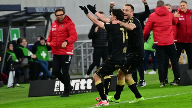 Piłkarze Pogoni w niesamowitych okolicznościach odnieśli zwycięstwo w ekstraklasie. Szczecinianie pokonali Koronę Kielce 2:1 w poniedziałkowym meczu kończącym 25. kolejkę rozgrywek.