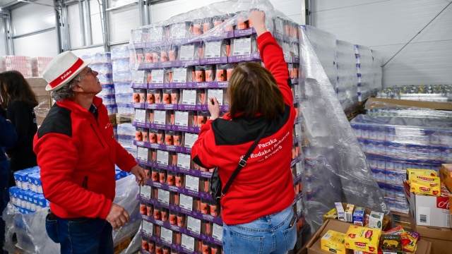 450 paczek ze słodyczami i 230 kartonów z żywnością spakowali w poniedziałek wolontariusze, m.in. uczniowie z Gryfina i Polic, w ramach akcji Paczka dla Rodaka i Bohatera na Kresach - Wielkanoc 2026.