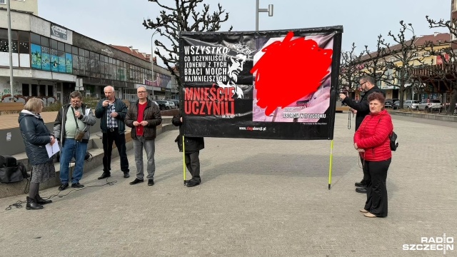 Mieszane uczucia wzbudził antyaborcyjny baner wystawiony podczas sobotniej pikiety aktywistów PRO-LIFE w centrum Szczecina.