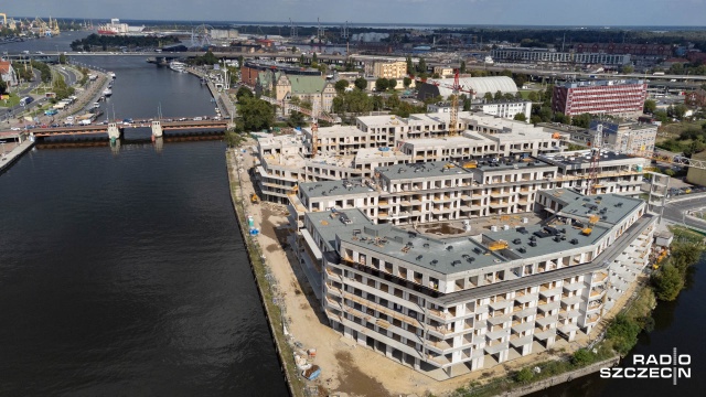 Kupno mieszkania w Szczecinie może być bardziej opłacalne niż długoterminowy wynajem - przekonuje analityk rynku. Rynek nieruchomości przechodzi tzw. cichą korektę, co oznacza, że wzrost cen stopniowo wyhamowuje.