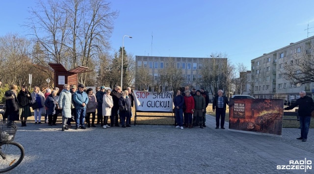 Mieszkańcy Glicka pod Nowogardem nie chcą zakładu karbonizacji w swojej miejscowości. Protestowali przed urzędem miasta w Nowogardzie.