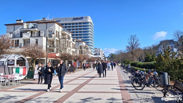 Więcej niż w ubiegłym roku rezerwacji na wakacje i więcej turystów z zagranicy. Taki wpływ na turystyczny rynek w Polsce mają napięcia geopolityczne - wynika z danych firmy Profitroom, prowadzącej platformę rezerwacyjną w ponad 60 krajach. Hotelarze ze Świnoujścia tak optymistycznych prognoz jednak nie widzą.