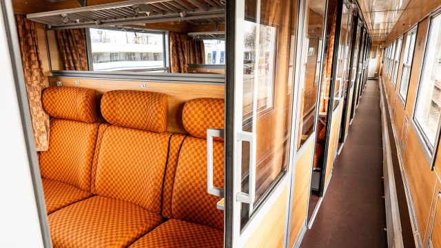 Nie lada gratka dla miłośników kolei. Spółka PKP Intercity rozpoczęła sprzedaż biletów na pociąg Nieśpieszny. To propozycja na 25-lecie istnienia firmy dla tych pasażerów, którzy cenią sobie podróże w czasie.