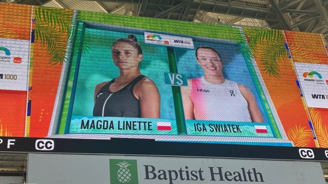 Polski pojedynek w Miami Open dla MagdyLinette. Poznanianka dość sensacyjnie w 2. rundzie prestiżowego turnieju rangi 1000 pokonała - rozstawioną z numerem 3. - Igę Świątek 2:6, 7:5, 6:3. Ze zmiennym szczęściem w 1. rundzie na Florydzie walczyli nasi singliści.