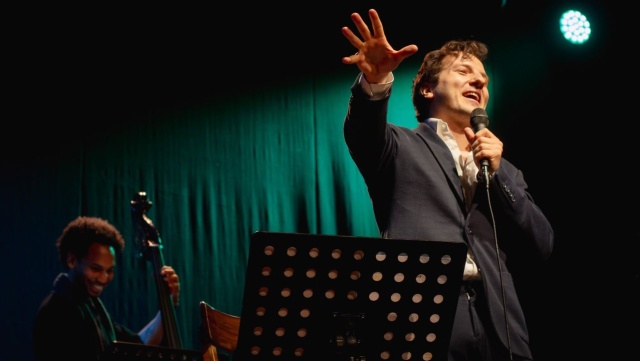 To będzie muzyczna podróż do złotej ery swingu i jazzu - wieczór wypełniony największymi przebojami legendarnego Franka Sinatry, takimi jak m.in. My Way, Fly Me to the Moon czy New York, New York.