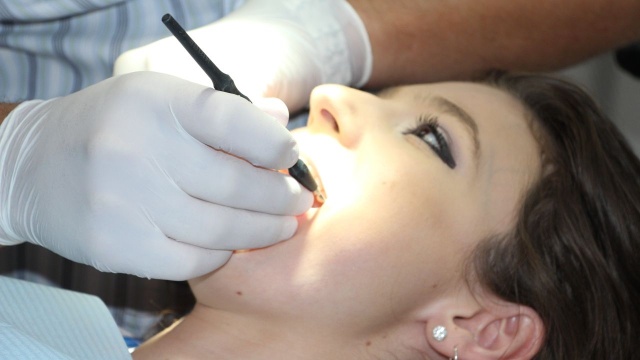 Stomatolodzy alarmują, że stan uzębienia młodych ludzi nadal pozostawia wiele do życzenia. Statystyki również nie napawają optymizmem i pokazują, że prawie 80 proc. sześciolatków ma próchnicę.