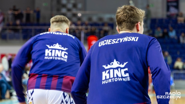Koszykarze Kinga będą bronić pozycji lidera Orlen Basket Ligi. Prowadzący w tabeli szczecinianie zmierzą się z Dzikami Warszawa w 23 kolejce rozgrywek. Wilki Morskie wyjątkowo wystąpią w sobotę nie w hali Enea Arena, tylko przy Twardowskiego.