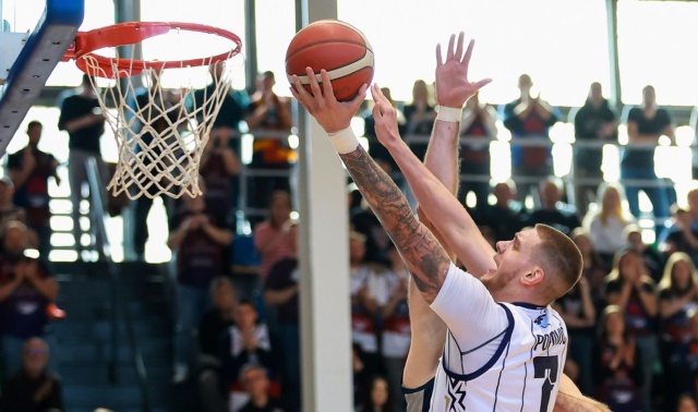 Koszykarze Kinga nie zwalniają tempa w Orlen Basket Lidze. Szczecinianie w rozegranym wyjątkowo pojedynku w hali przy Twardowskiego pokonali Dziki Warszawa 91:88 w 23 kolejce rozgrywek.