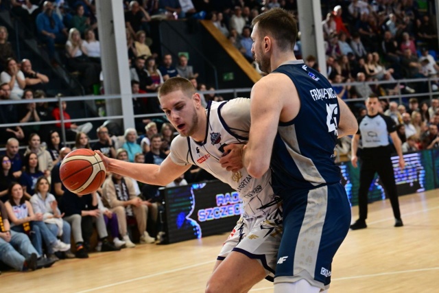 Koszykarze Kinga obronili twierdzę Szczecin w Orlen Basket Lidze. Wilki Morskie pokonały Dziki Warszawa 91:88 w 23 kolejce rozgrywek. To 11 zwycięstwo szczecinian w 12 domowym pojedynku w tym sezonie, ale pierwszym rozegranym w hali przy Twardowskiego.